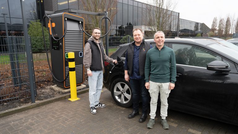 Erster Ladevorgang an der neuen Schnellladesäule der Firma Timmer. Im Bild v.l.n.r Julien Sommer (Key-Account-Manager), Klaus Gehrmann (Geschäftsführer), Holger Heithoff (IT Leiter). (Foto: Timmer GmbH)