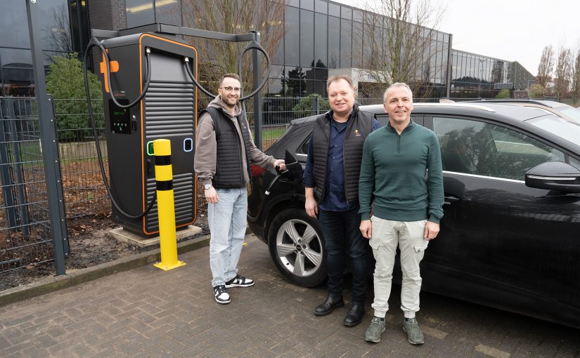 Erster Ladevorgang an der neuen Schnellladesäule der Firma Timmer. Im Bild v.l.n.r Julien Sommer (Key-Account-Manager), Klaus Gehrmann (Geschäftsführer), Holger Heithoff (IT Leiter). (Foto: Timmer GmbH)