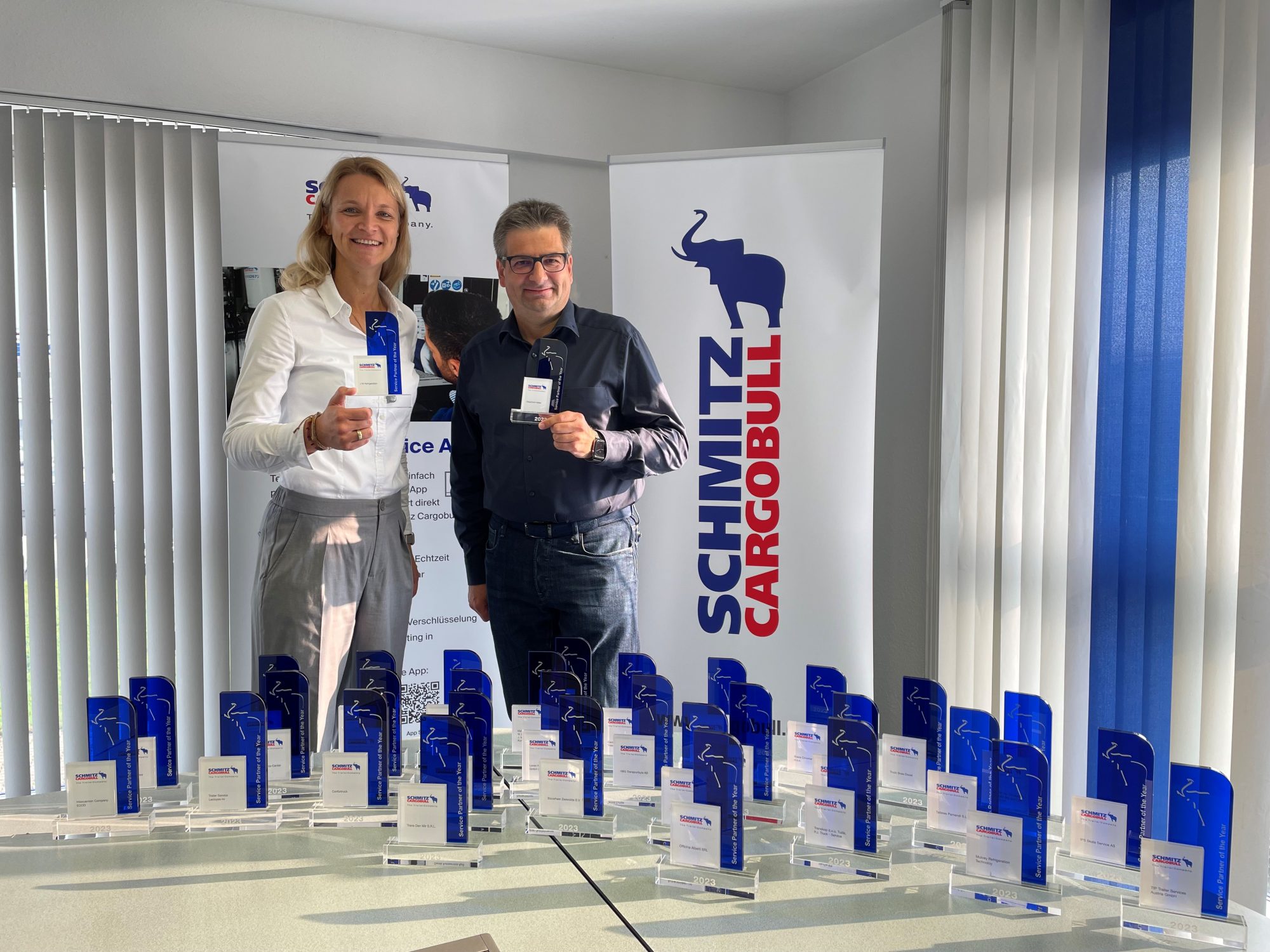 Britta Sprey, Managing Director Aftersales und Christoph Dehne, Director Aftersales – Service Net freuen sich mit den Preisträgern! (Foto: Schmitz Cargobull)