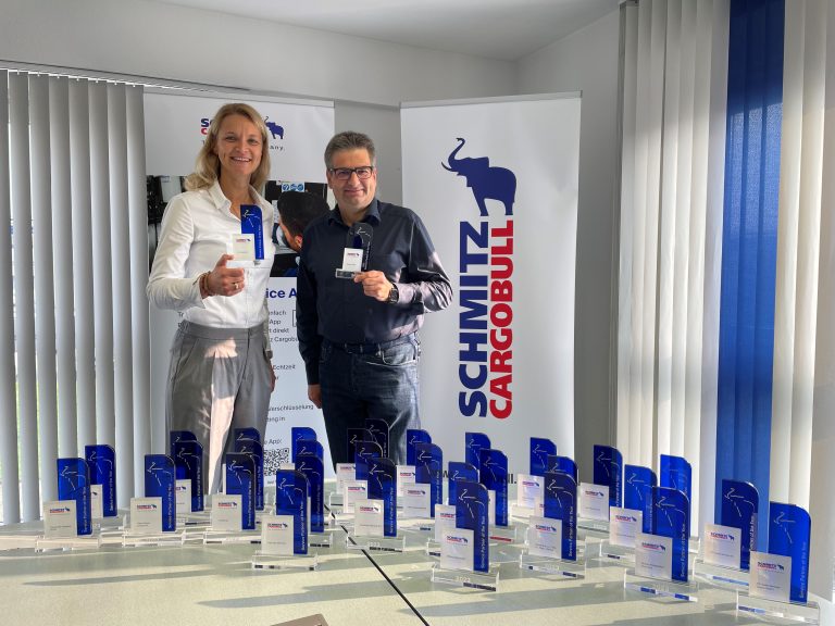 Britta Sprey, Managing Director Aftersales und Christoph Dehne, Director Aftersales – Service Net freuen sich mit den Preisträgern! (Foto: Schmitz Cargobull)