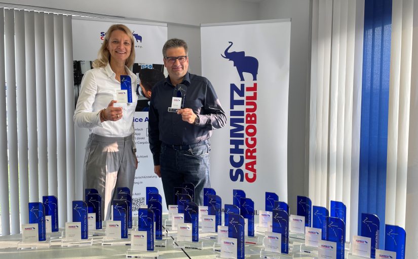 Britta Sprey, Managing Director Aftersales und Christoph Dehne, Director Aftersales – Service Net freuen sich mit den Preisträgern! (Foto: Schmitz Cargobull)