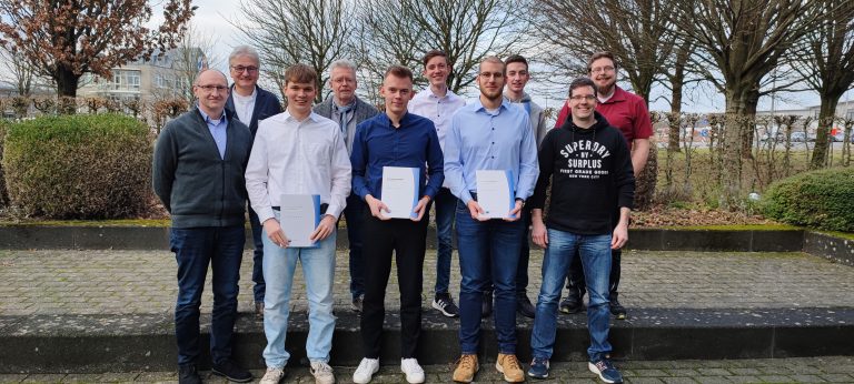 (v.l.n.r): Thomas Lalk, Vorsitz Elektroniker:innen für Geräte und Systeme, Andreas Stephan, Vorsitz Mechatroniker:innen, Tim Schneidewind, Phoenix Contact GmbH & Co. KG, Olaf Fischer, Vorsitz Mechatroniker:innen, Patrick Loewe, Phoenix Contact GmbH & Co. KG, Felix Heiland, Weidmüller Interface GmbH & Co. KG, Leon Alexander Karger, Phoenix Contact GmbH & Co. KG, Lucas Bartels, Weidmüller Interface GmbH & Co. KG, Kai Schwabe, Lehrervertreter Mechatroniker:innen, Alexander Obst, Mechatroniker:innen (Foto: IHK Lippe zu Detmold)