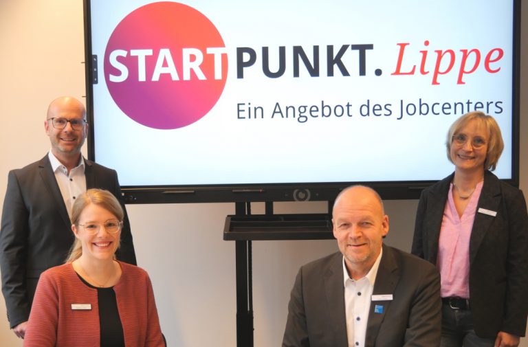 Projektleiter Stev Röthling, Sozialpädagogin Stefanie Föste, Jobcenter-Vorstand Stefan Susat und Fachgebietsleiterin Sabine Schwarz (v.l.) freuen sich, jungen Menschen ein neues Angebot zur beruflichen Orientierung machen zu können. (Foto: Jobcenter Lippe)