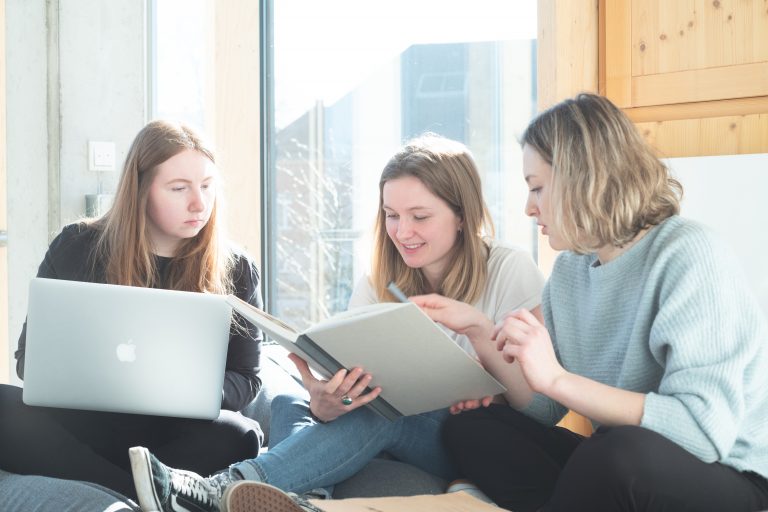 Positive Rückmeldung: Der dritte Platz beim aktuellen StudyCHECK Award in der Kategorie „Beliebteste Hochschulen in Nordrhein-Westfalen“ ist für die TH OWL Anerkennung und Ansporn zugleich. Die Auswertung zeigt, dass sich die Studierenden hier wohlfühlen. (Foto: TH OWL)