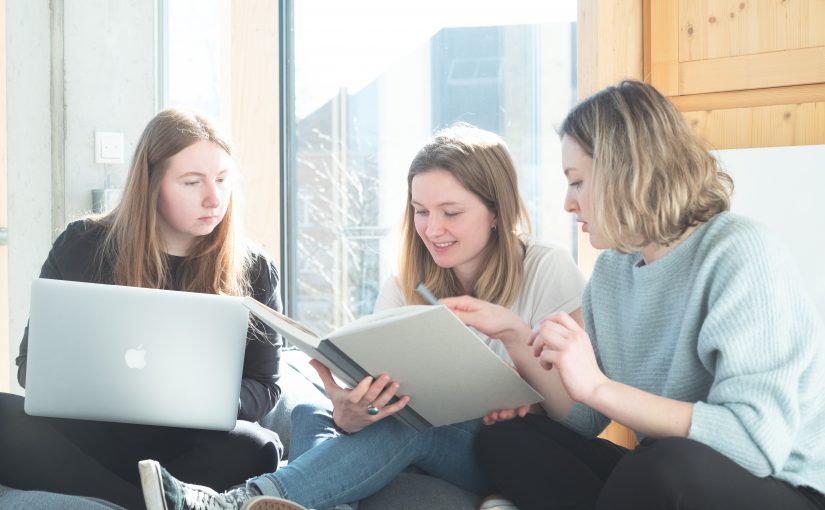 Positive Rückmeldung: Der dritte Platz beim aktuellen StudyCHECK Award in der Kategorie „Beliebteste Hochschulen in Nordrhein-Westfalen“ ist für die TH OWL Anerkennung und Ansporn zugleich. Die Auswertung zeigt, dass sich die Studierenden hier wohlfühlen. (Foto: TH OWL)