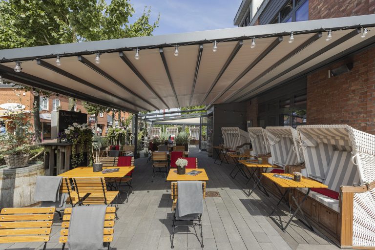 Mitten in Sankt Peter-Ording, an Schleswig-Holsteins Westküste, steht das „Wirtshaus Dorf 8“. Seit gut zwei Jahren bietet eine großzügige Markisenanlage von markilux den Gästen eine gemütliche Raumatmosphäre und komfortablen Wetterschutz. (Foto: markilux)