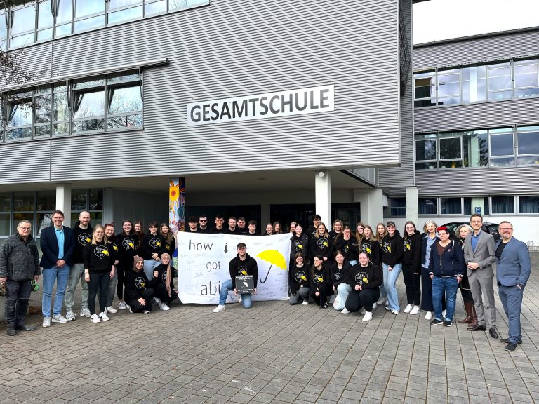 „How I got my ABI“ – das Motto des 2. Abiturjahrgangs der Gesamtschule Büren, das auch den Abiturstein ziert, der nun feierlich eingelassen wurde. (Foto: Stadt Büren)