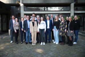 Informierte sich über die Azubi-Botschafter: Der niedersächsische Arbeitsminister Dr. Andreas Philippi (10.v.l.), u.a. zusammen mit IHK-Hauptgeschäftsführer Marco Graf (1.v.l.), HWK-Präsident Reiner Möhle (8.v.l.), dem Azubi-Botschafter Henk Hornschuh (5.v.r.) und IHK-Vizepräsidentin Anja Lange-Huber (2.v.r.). (Bildquelle: Piepenbrock/Florian Großeloser. )