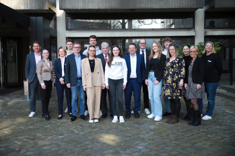 Informierte sich über die Azubi-Botschafter: Der niedersächsische Arbeitsminister Dr. Andreas Philippi (10.v.l.), u.a. zusammen mit IHK-Hauptgeschäftsführer Marco Graf (1.v.l.), HWK-Präsident Reiner Möhle (8.v.l.), dem Azubi-Botschafter Henk Hornschuh (5.v.r.) und IHK-Vizepräsidentin Anja Lange-Huber (2.v.r.). (Bildquelle: Piepenbrock/Florian Großeloser. )