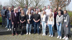 Mitarbeitende des Jobcenters sowie Ausbildungsberaterinnen und -berater der mitwirkenden Institutionen des Ausbildungsfinales. (Foto: Jobcenter Lippe)