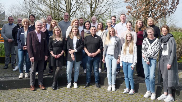 Mitarbeitende des Jobcenters sowie Ausbildungsberaterinnen und -berater der mitwirkenden Institutionen des Ausbildungsfinales. (Foto: Jobcenter Lippe)
