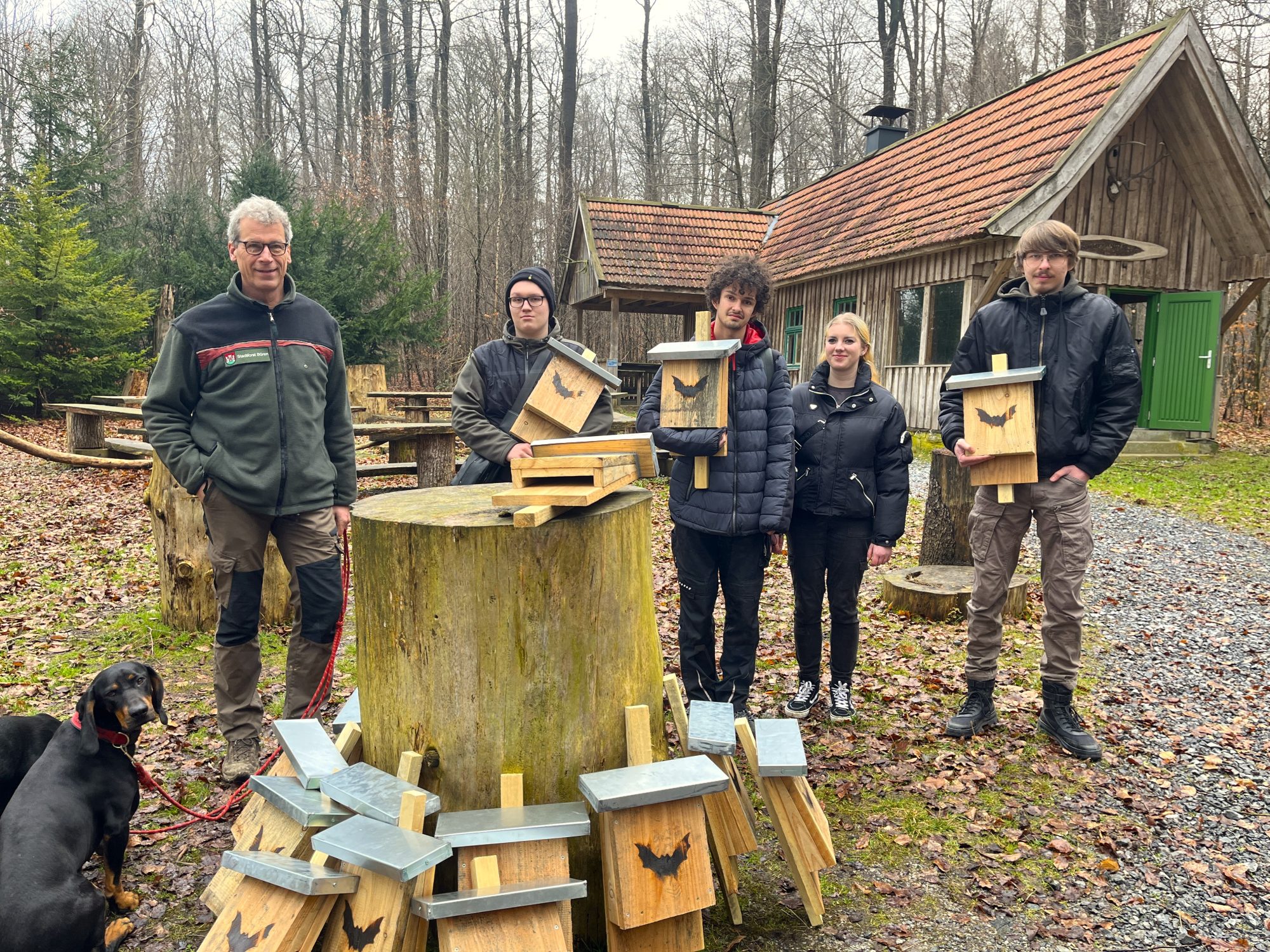 V. l.: Stadtförster Michael Wessen zusammen mit Dennis Esterlein, Jannick Vogel, Hannah Jiricka, Andrey Rasshivets und den neuen Bat-Apartments für den Stadtwald. (Foto: Stadt Büren)