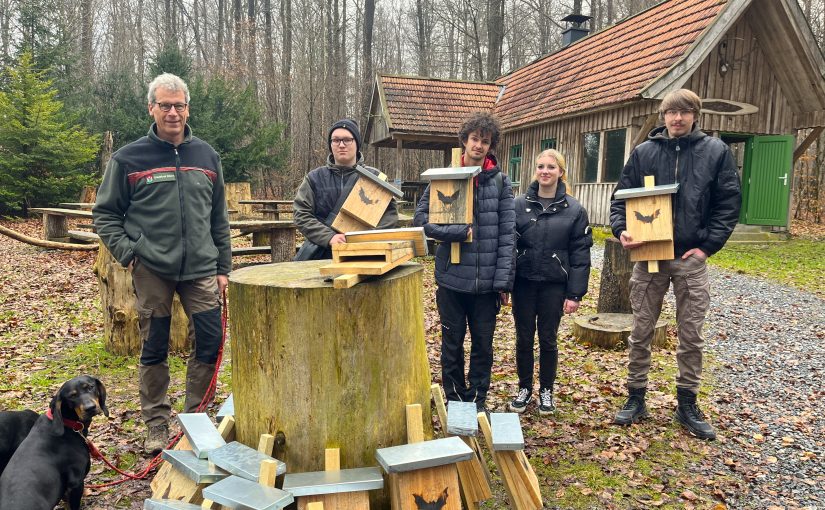 V. l.: Stadtförster Michael Wessen zusammen mit Dennis Esterlein, Jannick Vogel, Hannah Jiricka, Andrey Rasshivets und den neuen Bat-Apartments für den Stadtwald. (Foto: Stadt Büren)