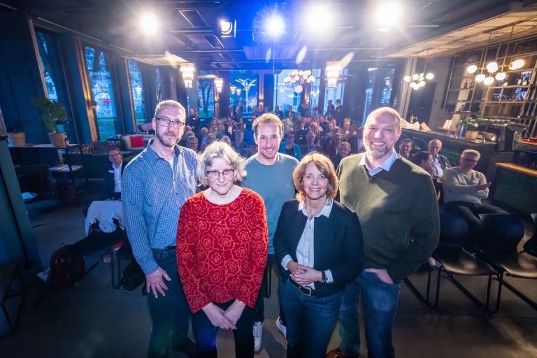 Referenten und Moderator der „Bielefelder Stadtgespräche“ waren diesmal (v. l.) Maik Greve, Timo Fratz, Ursula Pasch, Professor Dr. Sebastian Zenker. (Foto: Bielefeld Marketing GmbH | Sarah Jonek)