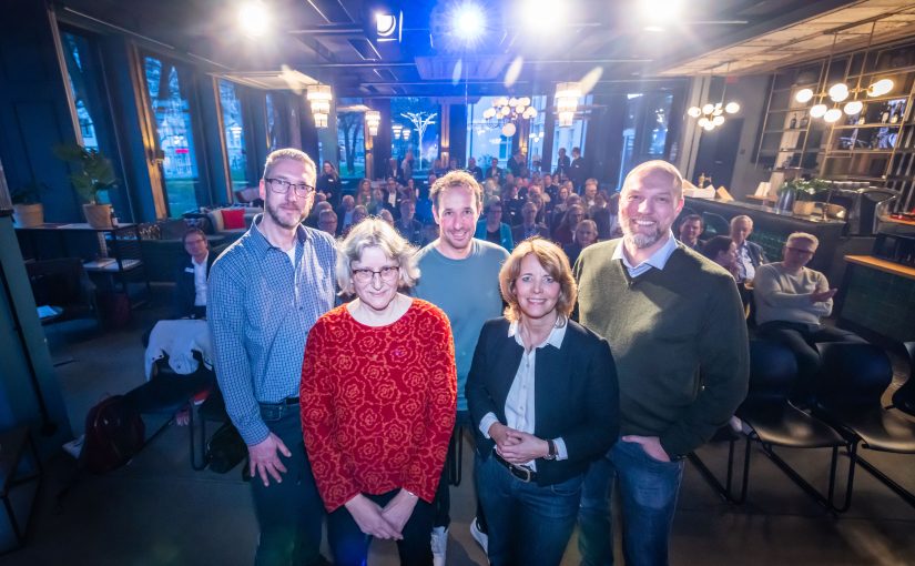 Referenten und Moderator der „Bielefelder Stadtgespräche“ waren diesmal (v. l.) Maik Greve, Timo Fratz, Ursula Pasch, Professor Dr. Sebastian Zenker. (Foto: Bielefeld Marketing GmbH | Sarah Jonek)