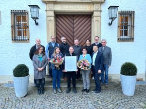Die Vertreterinnen und Vertreter des AK Städtepartnerschaften verabschieden zusammen mit Bürgermeister Burkhard Schwuchow Gundula Stember (mit Blumen r.) als Sprecherin der Städtepartnerschaft mit Charenton und begrüßen Sabrina Nsanzabandi (mit Blumen l.) als neue Sprecherin. (Foto: Stadt Büren)