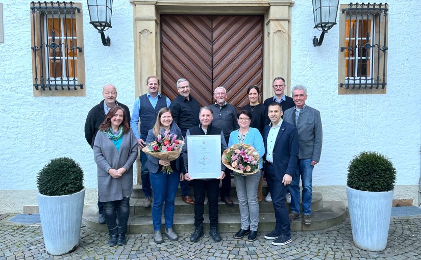 Die Vertreterinnen und Vertreter des AK Städtepartnerschaften verabschieden zusammen mit Bürgermeister Burkhard Schwuchow Gundula Stember (mit Blumen r.) als Sprecherin der Städtepartnerschaft mit Charenton und begrüßen Sabrina Nsanzabandi (mit Blumen l.) als neue Sprecherin. (Foto: Stadt Büren)