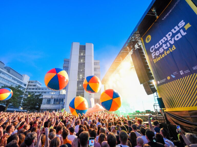 „Das Campus Festival Bielefeld kann am 20. Juni 2024 doch auf dem Gelände am Hauptgebäude der Universität Bielefeld stattfinden.“ (Foto: Christian Weische)