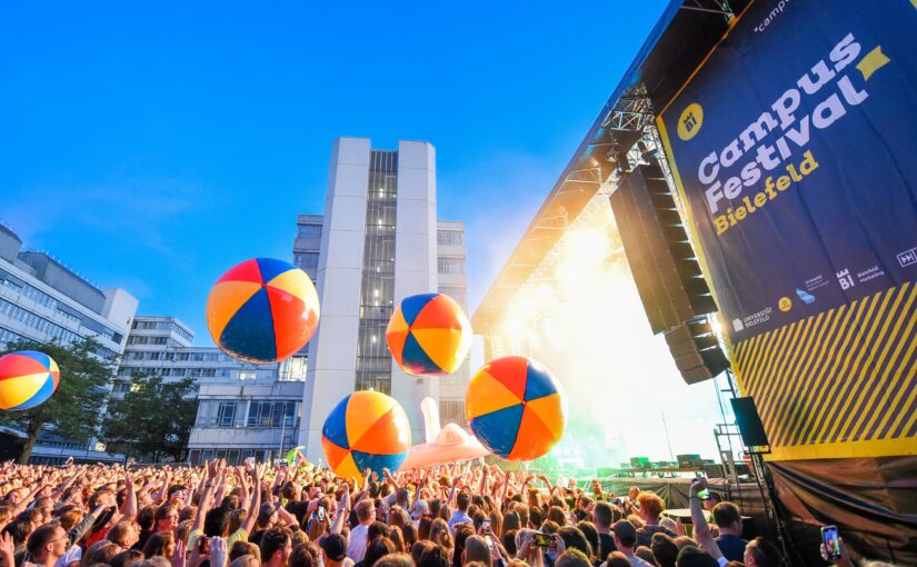 „Das Campus Festival Bielefeld kann am 20. Juni 2024 doch auf dem Gelände am Hauptgebäude der Universität Bielefeld stattfinden.“ (Foto: Christian Weische)