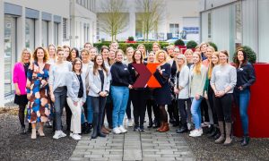 Mit voller Kraft zur Führungskraft: Die 30 Teilnehmerinnen von CrossMentoring OWL beim Auftakt-Workshop von DENIOS in Bad Oeynhausen (Foto: Denios)