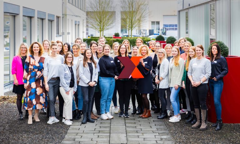 Mit voller Kraft zur Führungskraft: Die 30 Teilnehmerinnen von CrossMentoring OWL beim Auftakt-Workshop von DENIOS in Bad Oeynhausen (Foto: Denios)