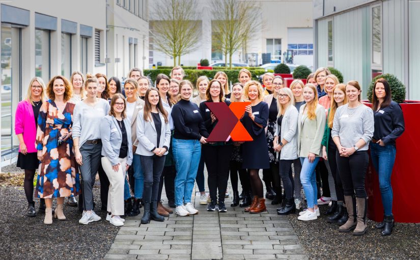 Mit voller Kraft zur Führungskraft: Die 30 Teilnehmerinnen von CrossMentoring OWL beim Auftakt-Workshop von DENIOS in Bad Oeynhausen (Foto: Denios)