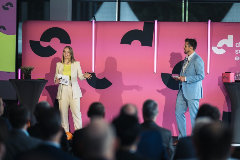 Beim 4. Digital Summit Euregio am 17. April im IHK-Bildungszentrum in Münster (hier ein Archivfoto von der dritten Auflage im vergangenen Jahr) teilen Führungskräfte, IT-Entscheider und Wirtschaftsförderer aus Deutschland und den Niederlanden ihr Wissen zu digitalen Trendthemen. (Foto: Kretzer/IHK Nord Westfalen)