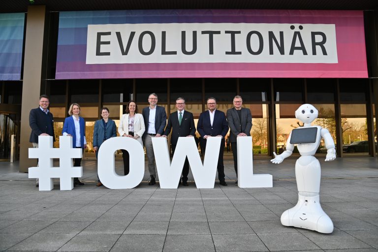 Freuen sich auf den Kongress und viele neue Impulse (v.l.): Rainer Vidal (Leiter Digitalbüro OWL), Christiane Boschin-Heinz (Leiterin Stabstelle Digitalisierung Paderborn), Dr. Cathrin Wesch-Potente (Geschäftsführerin Böllhoff), Anna Katharina Bölling (Regierungspräsidentin), Wolfgang Marquardt (Prokurist OstWestfalenLippe GmbH), Michael Dreier (Bürgermeister Stadt Paderborn), Björn Böker (Geschäftsführer OstWestfalenLippe GmbH), Dr. Jochen Viehoff (Geschäftsführer Heinz Nixdorf MuseumsForum. (Foto: Ostwestfalen Lippe GmbH)