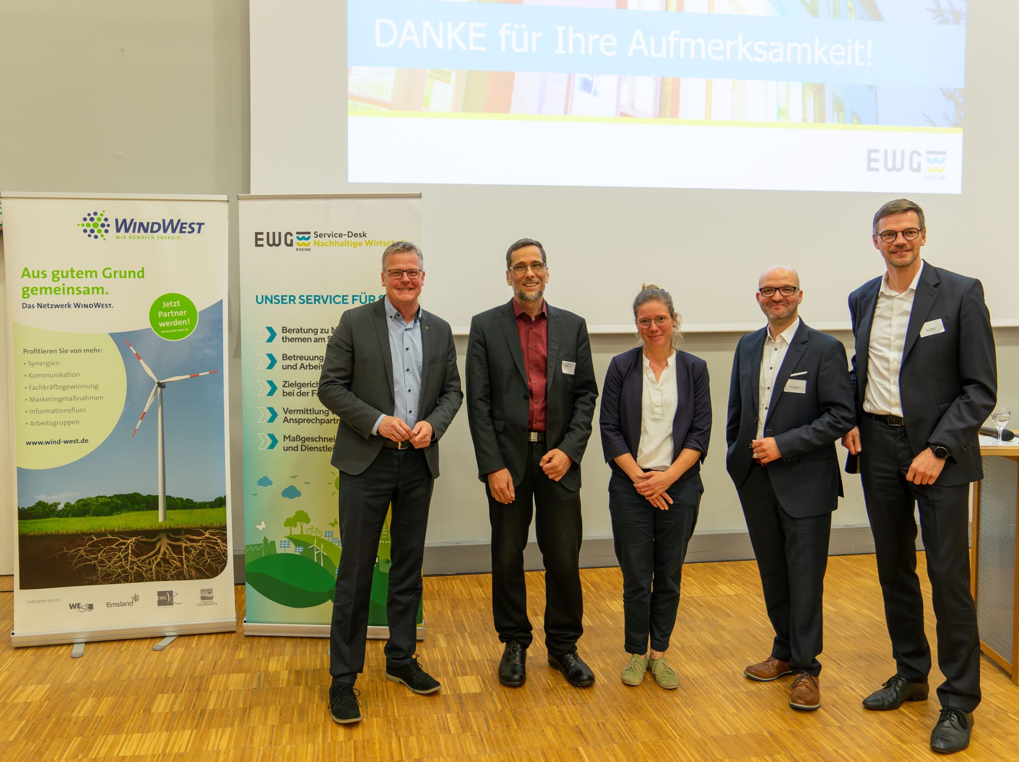 [v.l.n.r.: BM Dr. Peter Lüttmann (Stadt Rheine), Prof. Dr. Volker Quaschning, Judith Litzenburgern (MWIKE NRW), Yassine Mokdad, Ingo Niehaus (beide EWG)] (Foto: EWG Rheine)
