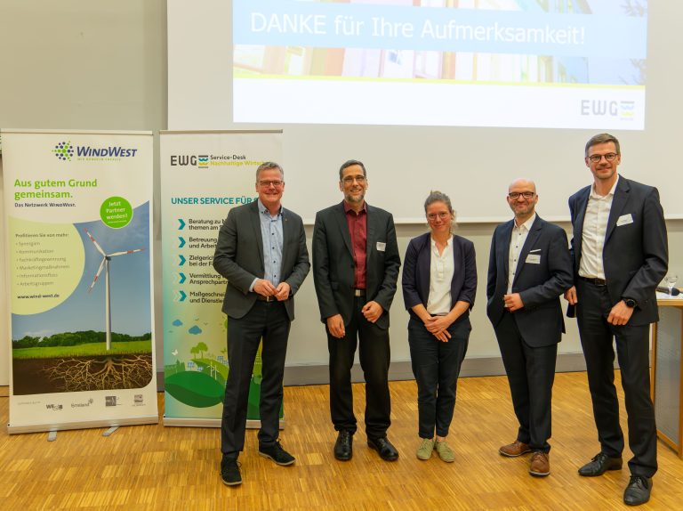 [v.l.n.r.: BM Dr. Peter Lüttmann (Stadt Rheine), Prof. Dr. Volker Quaschning, Judith Litzenburgern (MWIKE NRW), Yassine Mokdad, Ingo Niehaus (beide EWG)] (Foto: EWG Rheine)