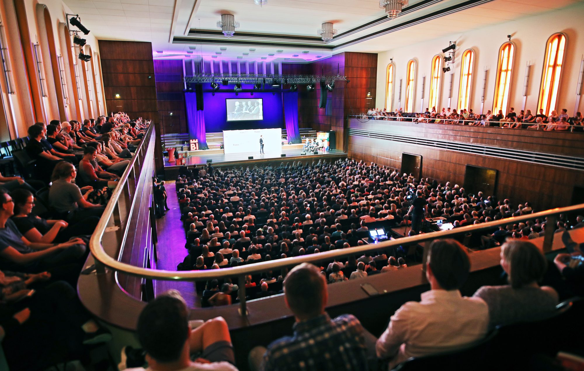 „Das Deutschland-Finale von FameLab findet 2024 wieder vor bis zu 1.000 Zuschauenden in der Rudolf-Oetker-Halle in Bielefeld statt.“ (Foto: Sarah Jonek)