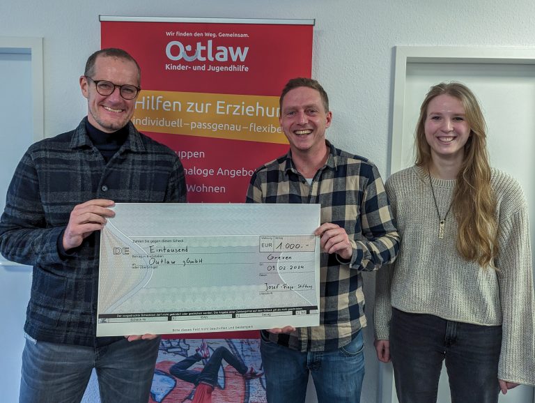 Unterstützung für die Outlaw Kinder- und Jugendhilfe: Timo Nubbenholt (m.), Teamleiter bei Outlaw, und Lisa-Sophie Hohmann, Sozialpädagogin bei Outlaw, nahmen die Spende der Josef Fiege Stiftung von Vorstandsmitglied Kai Alfermann entgegen. (Foto: Fiege)