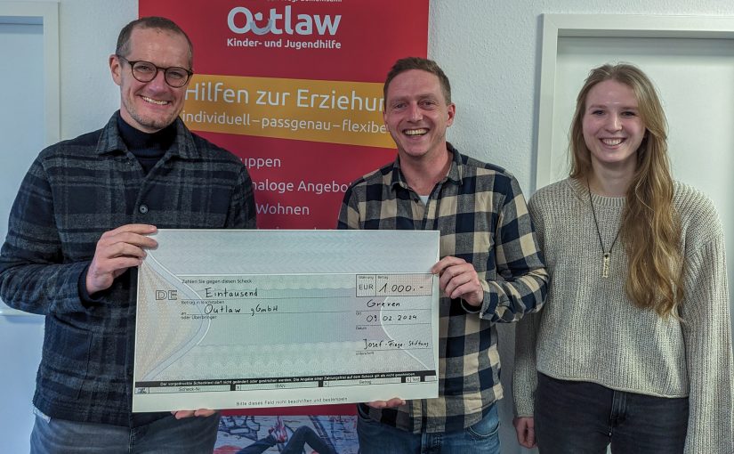 Unterstützung für die Outlaw Kinder- und Jugendhilfe: Timo Nubbenholt (m.), Teamleiter bei Outlaw, und Lisa-Sophie Hohmann, Sozialpädagogin bei Outlaw, nahmen die Spende der Josef Fiege Stiftung von Vorstandsmitglied Kai Alfermann entgegen. (Foto: Fiege)