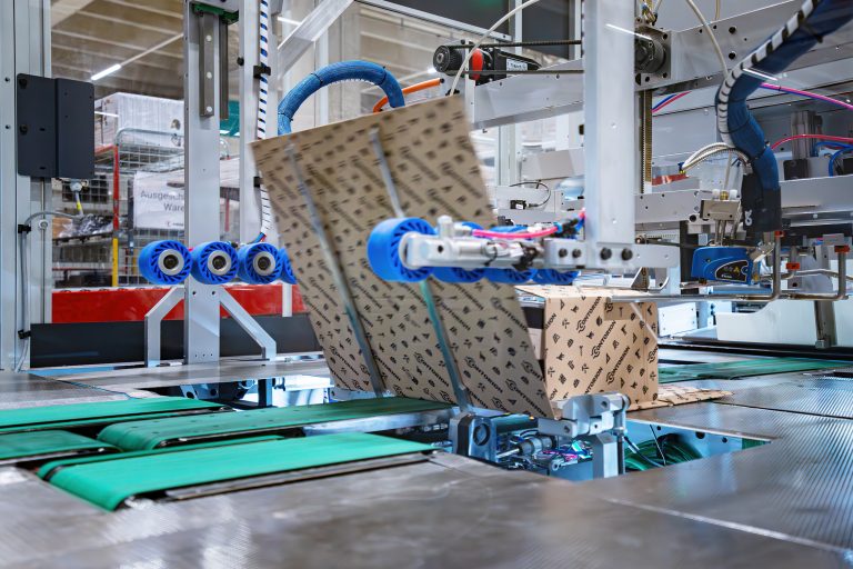 Die hochmoderne 3D-Verpackungsanlage unterstützt beim Verpacken der Pakete für Contorion und optimiert den Materialeinsatz. (Foto: Fiege)