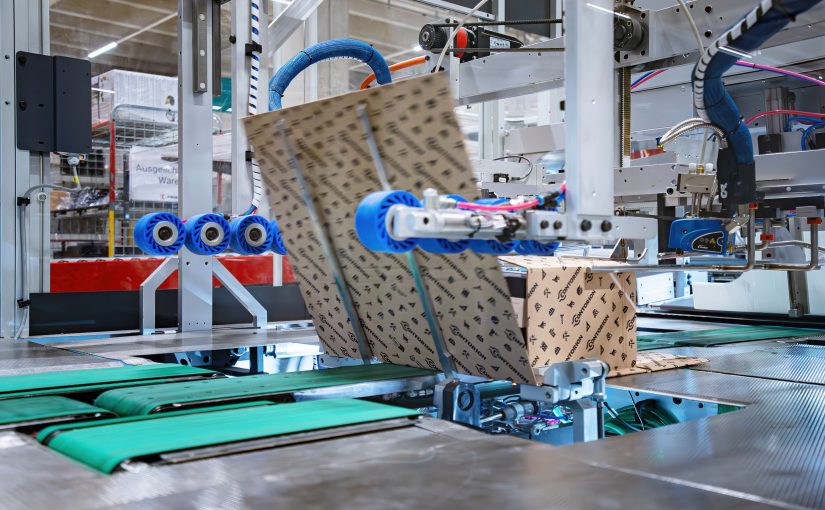 Die hochmoderne 3D-Verpackungsanlage unterstützt beim Verpacken der Pakete für Contorion und optimiert den Materialeinsatz. (Foto: Fiege)