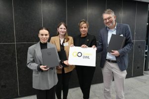 Freuen sich über den Projektstart (v.l.): Sarah Pinno (Universität Paderborn), Friederike Dohmann (Fraunhofer IEM), Mona Neubaur (Wirtschafts- und Klimaschutzministerin NRW) und Wolfgang Marquardt (OstWestfalenLippe GmbH). (Copyright: MWIKE NRW)