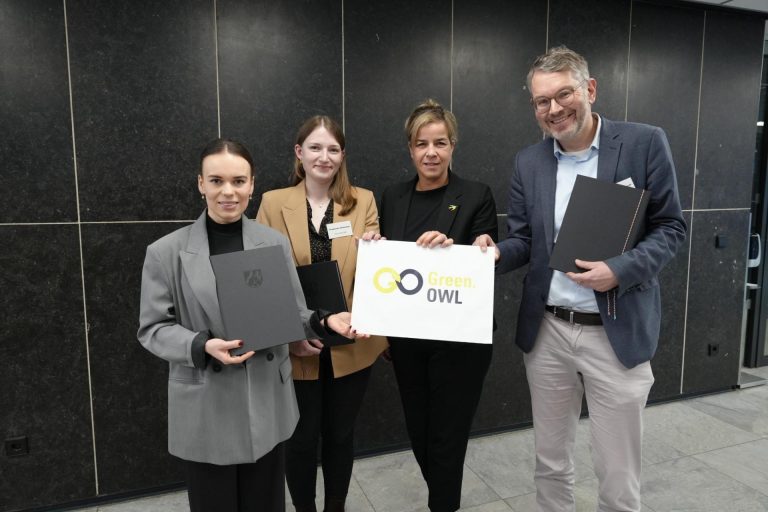 Freuen sich über den Projektstart (v.l.): Sarah Pinno (Universität Paderborn), Friederike Dohmann (Fraunhofer IEM), Mona Neubaur (Wirtschafts- und Klimaschutzministerin NRW) und Wolfgang Marquardt (OstWestfalenLippe GmbH). (Copyright: MWIKE NRW)