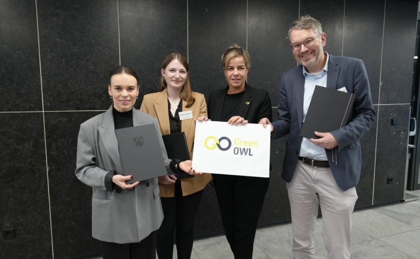 Freuen sich über den Projektstart (v.l.): Sarah Pinno (Universität Paderborn), Friederike Dohmann (Fraunhofer IEM), Mona Neubaur (Wirtschafts- und Klimaschutzministerin NRW) und Wolfgang Marquardt (OstWestfalenLippe GmbH). (Copyright: MWIKE NRW)