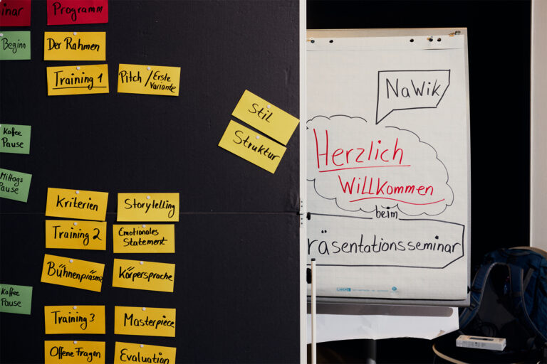 Die Forschenden trainierten am Beispiel ihrer realen Projektvorschläge und konnten am Ende optimierte Versionen ihrer Pitches vorstellen. (Foto: P. Pollmeier/HSBI)