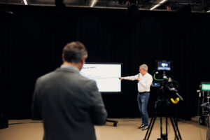 Die Forschenden trainierten am Beispiel ihrer realen Projektvorschläge und konnten am Ende optimierte Versionen ihrer Pitches vorstellen. (Foto: P. Pollmeier/HSBI)