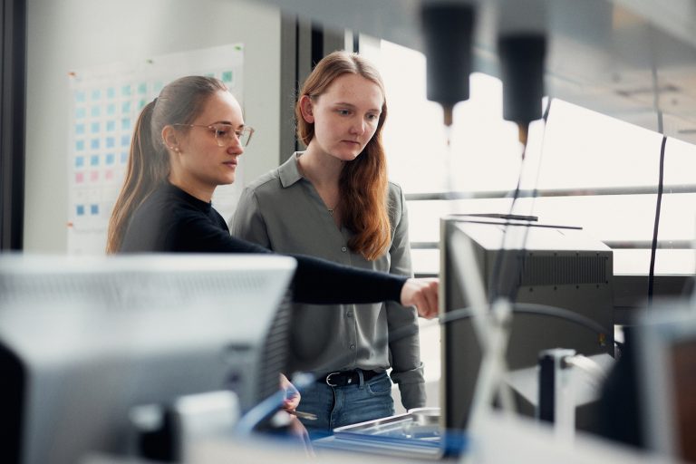 Melina Gurcke, 27, und Katharina Schnatmann, 24, und haben beide Regenerative Energien im Bachelor und im Master Elektrotechnik mit dem Schwerpunkt Intelligente Energiesysteme an der HSBI studiert. (Foto: P. Pollmeier/HSBI)