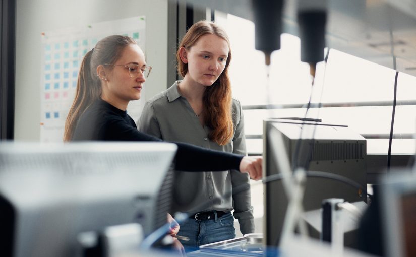 Melina Gurcke, 27, und Katharina Schnatmann, 24, und haben beide Regenerative Energien im Bachelor und im Master Elektrotechnik mit dem Schwerpunkt Intelligente Energiesysteme an der HSBI studiert. (Foto: P. Pollmeier/HSBI)