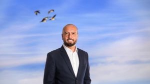 Vedat Serbet ist Head of Business Development Rail Europe bei Hellmann (Foto: Hellmann)