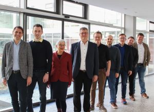 Prof. Dr. Ingmar Ickerott, Vizepräsident für Digitalisierung, M.Sc. Andreas Schliebitz, Mitarbeiter im Projekt HiPer4All@HSOS, Prof.‘in Dr. rer. nat. Ursula Hübner, Projektleiter Prof. Dr. Heiko Tapken, Maik Fruhner, Mitarbeiter im Projekt HiPer4All@HSOS, Henri Graf, Mitarbeiter im Projekt HiPer4All@HSOS, Prof. Dr. Ralf Buschermöhle, Philipp Zmijewski, Prof. Dr. Stefan Stiene auf der Eröffnungsfeier des hochschuleigenen HCP-Clusters (Foto: Hochschule Osnabrück).