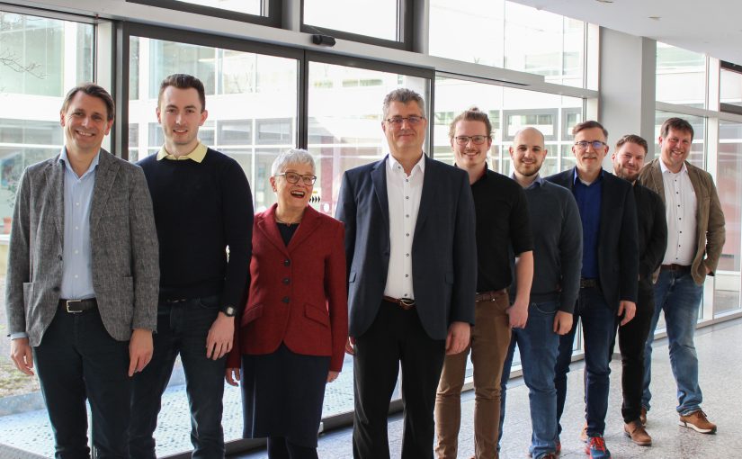 Prof. Dr. Ingmar Ickerott, Vizepräsident für Digitalisierung, M.Sc. Andreas Schliebitz, Mitarbeiter im Projekt HiPer4All@HSOS, Prof.‘in Dr. rer. nat. Ursula Hübner, Projektleiter Prof. Dr. Heiko Tapken, Maik Fruhner, Mitarbeiter im Projekt HiPer4All@HSOS, Henri Graf, Mitarbeiter im Projekt HiPer4All@HSOS, Prof. Dr. Ralf Buschermöhle, Philipp Zmijewski, Prof. Dr. Stefan Stiene auf der Eröffnungsfeier des hochschuleigenen HCP-Clusters (Foto: Hochschule Osnabrück).