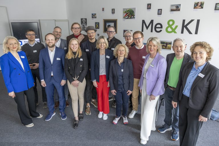 (v.l): Prof. Dr. Astrid Kruse, Carmine Politano, Dr. Ingo Petersen, Prof. Dr. Stefan Kombüchen, Prof. Dr. Stefan Bieletzke, Leonie Schultz, Markus Hirschmeier, Prof. Dr. Katja Brickwedde, Sven Nöcker, Anja Meuter, Manuela Seubert, Marcel Bohnensteffen, Prof. Dr. Anne Dreier, Jochen Dickel, Prof. Dr. Meike probst-Klosterkamp. Foto: Fachhochschule des Mittelstands (Foto: Fachhochschule des Mittelstands (FHM) )