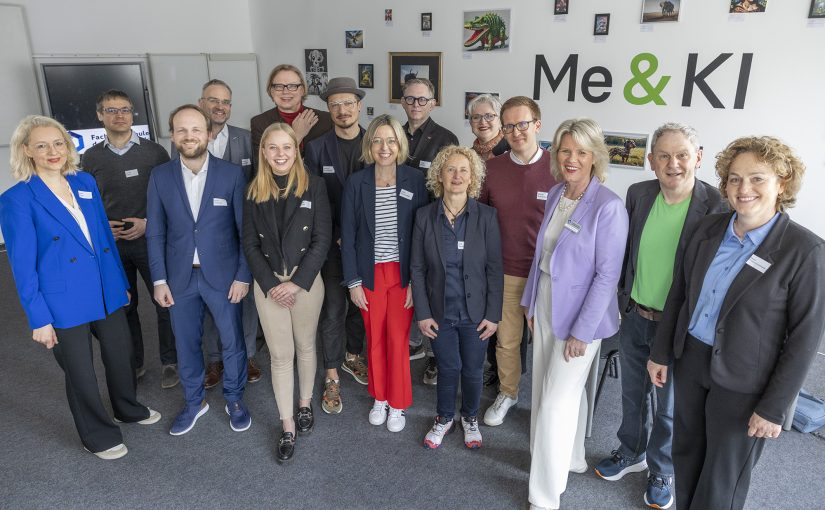 (v.l): Prof. Dr. Astrid Kruse, Carmine Politano, Dr. Ingo Petersen, Prof. Dr. Stefan Kombüchen, Prof. Dr. Stefan Bieletzke, Leonie Schultz, Markus Hirschmeier, Prof. Dr. Katja Brickwedde, Sven Nöcker, Anja Meuter, Manuela Seubert, Marcel Bohnensteffen, Prof. Dr. Anne Dreier, Jochen Dickel, Prof. Dr. Meike probst-Klosterkamp. Foto: Fachhochschule des Mittelstands (Foto: Fachhochschule des Mittelstands (FHM) )