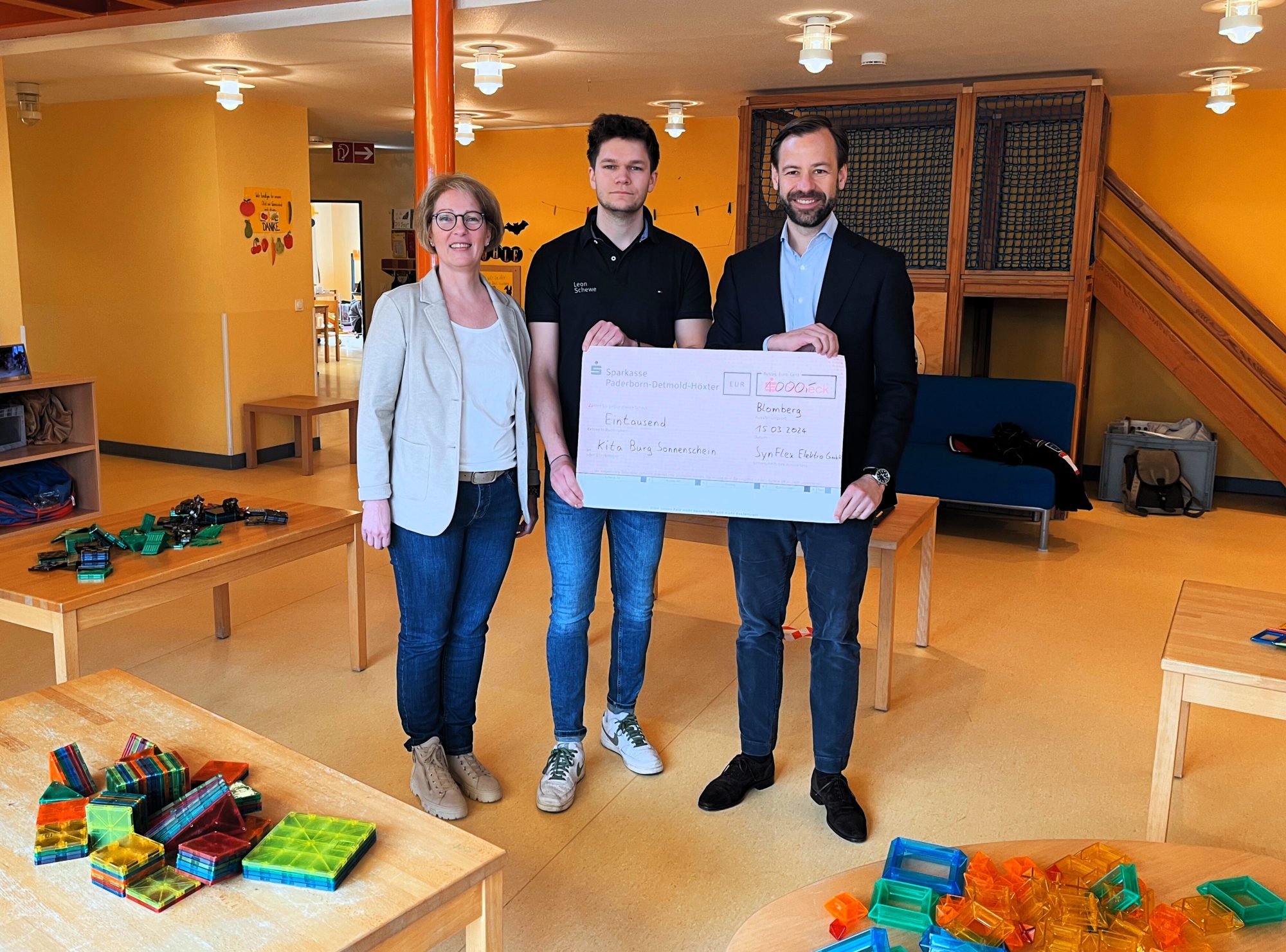 Freuen sich über die gelungene naturwissenschaftliche Aktionswoche: (v. li.) Sabine Lohmeier (Leiterin der Johanniter-Kita „Burg Sonnenschein“, Leon Schewe (Workshop-Team Stükerjürgen) und Hubertus Hasse (geschäftsführender Gesellschafter SynFlex Elektro GmbH). (Foto: Johanniter)