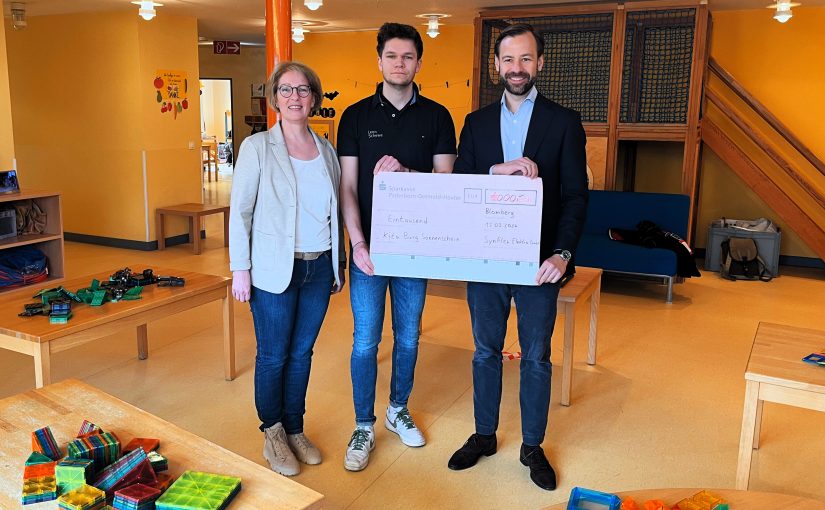 Freuen sich über die gelungene naturwissenschaftliche Aktionswoche: (v. li.) Sabine Lohmeier (Leiterin der Johanniter-Kita „Burg Sonnenschein“, Leon Schewe (Workshop-Team Stükerjürgen) und Hubertus Hasse (geschäftsführender Gesellschafter SynFlex Elektro GmbH). (Foto: Johanniter)