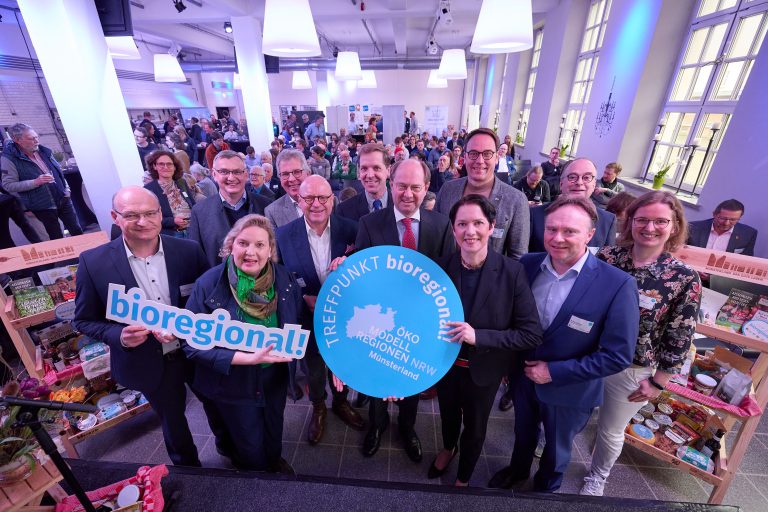 Dr. Martin Sommer (Landrat Kreis Steinfurt), Wilhelm Korth (Mitglied Landtag NRW), Simone Wendland (Mitglied Landtag NRW), Michael Radau (SuperBioMarkt), Markus Lewe (Oberbürgermeister Stadt Münster), Dr. Christian Schulze Pellengahr (Landrat Kreis Coesfeld), Dr. Olaf Gericke (Landrat Kreis Warendorf), Markus Höner (Mitglied Landtag NRW), Ministerin Silke Gorißen (Ministerin für Landwirtschaft und Verbraucherschutz des Landes NRW), Dr. Kai Zwicker (Landrat Kreis Borken), Klaus Ehling (Vorstand Münsterland e.V.) und Juliane Rabe (Projektleiterin Öko-Modellregion Münsterland). (Foto: Münsterland e.V./Philipp Fölting)